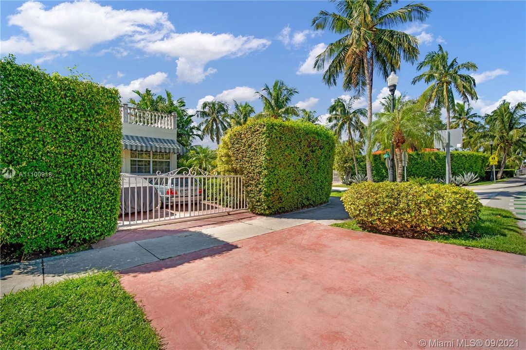 Recently Sold: $1,950,000 (4 beds, 4 baths, 2470 Square Feet)