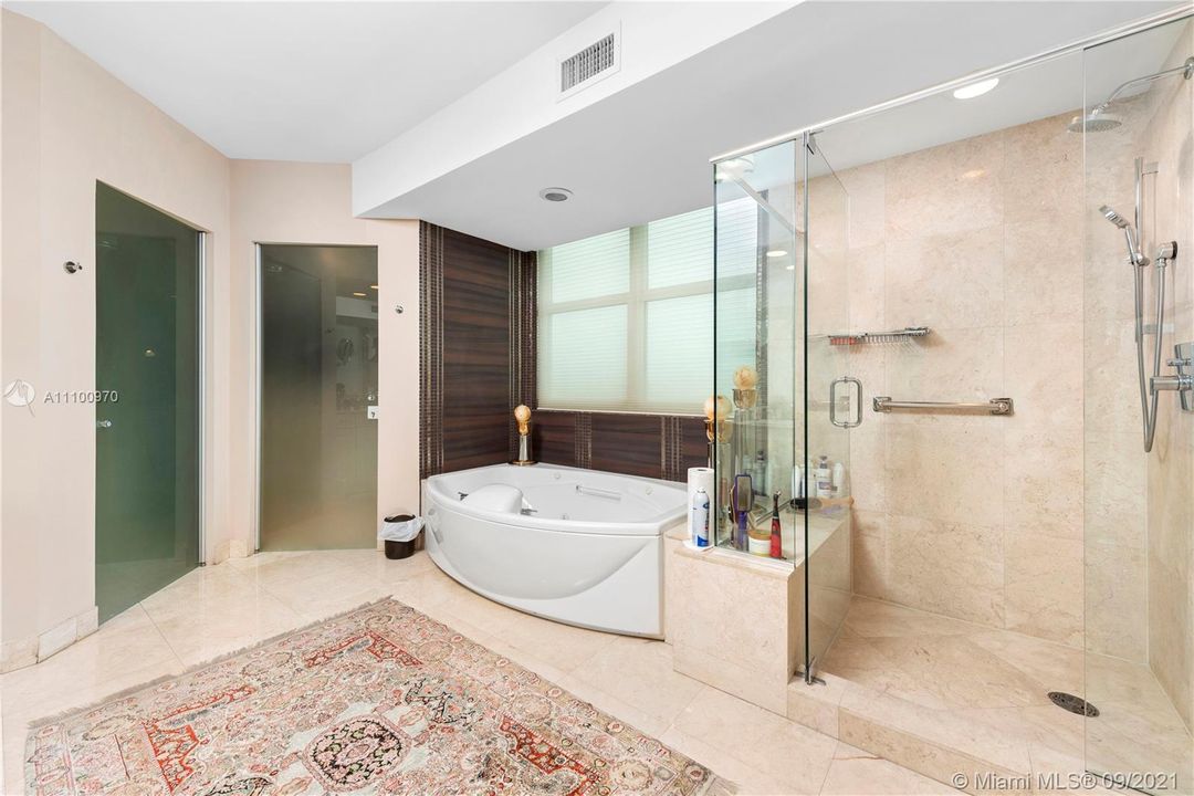 最近售出: $2,100,000 (4 贝兹, 5 浴室, 3620 平方英尺)