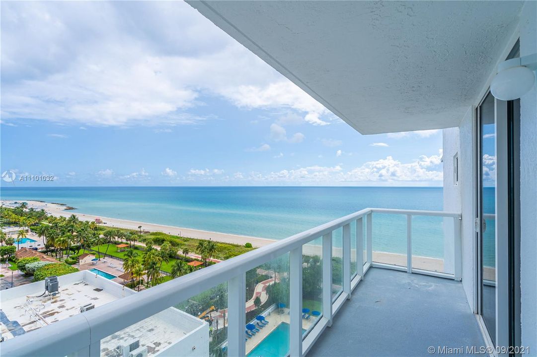 Recently Sold: $1,045,000 (2 beds, 2 baths, 1389 Square Feet)