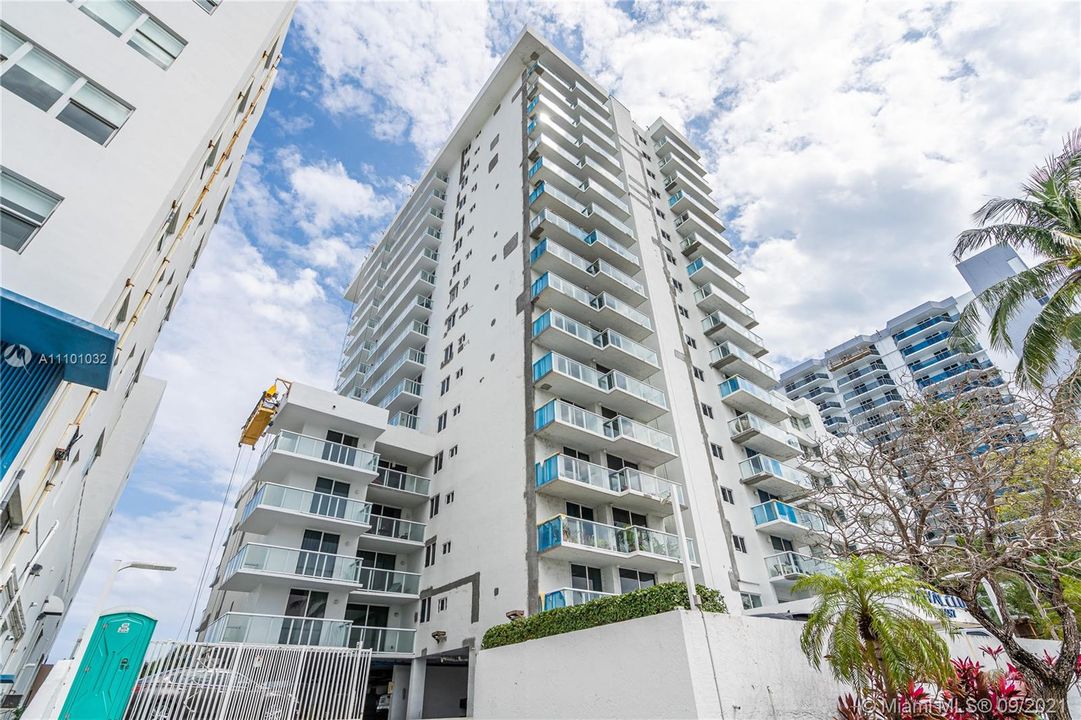 Recently Sold: $1,045,000 (2 beds, 2 baths, 1389 Square Feet)
