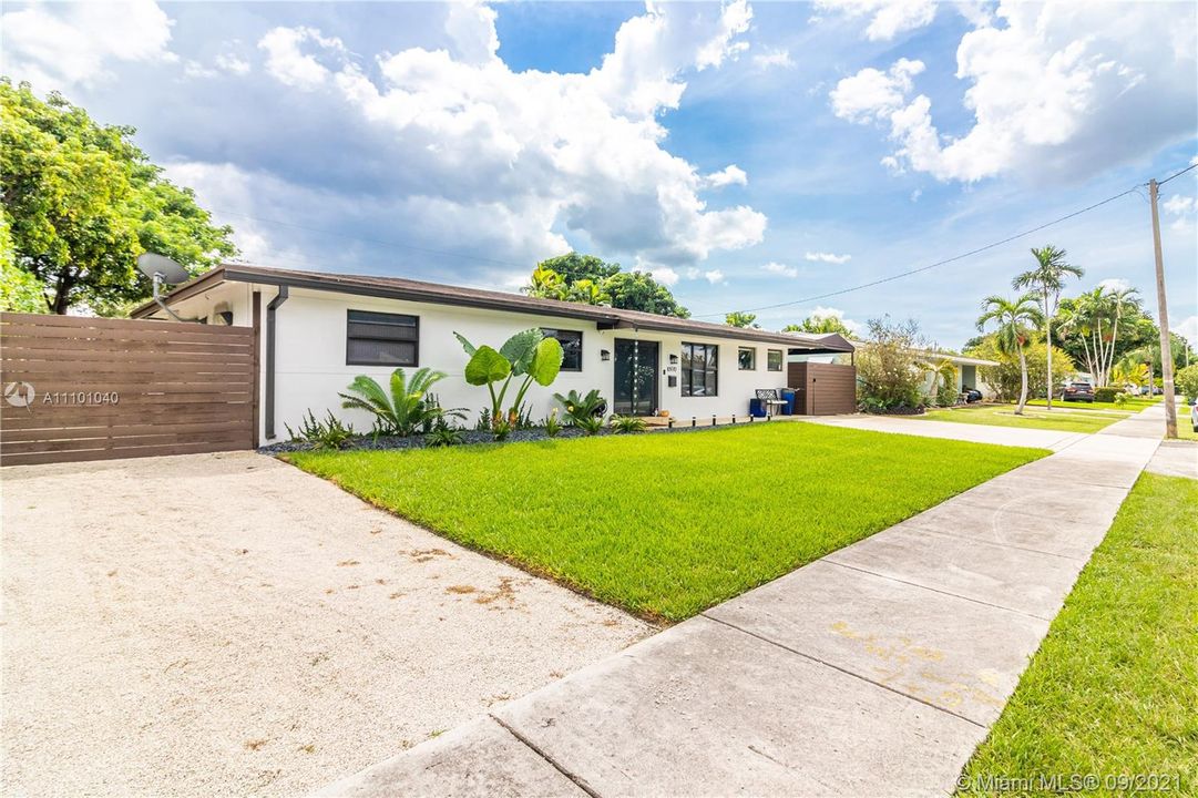 Recently Sold: $580,000 (3 beds, 2 baths, 1437 Square Feet)
