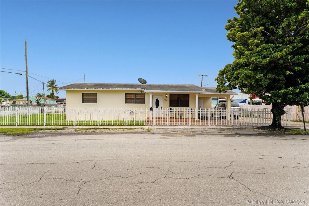 Recently Sold: $2,200,000 (3 beds, 1 baths, 1003 Square Feet)
