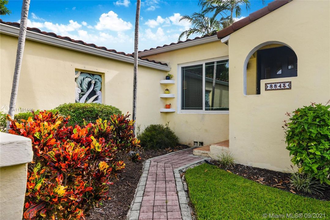 Recently Sold: $895,000 (3 beds, 2 baths, 1288 Square Feet)