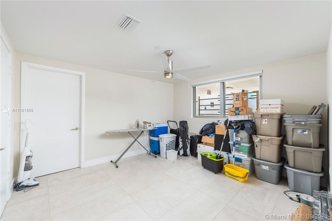 Recently Sold: $2,290,000 (3 beds, 2 baths, 1728 Square Feet)