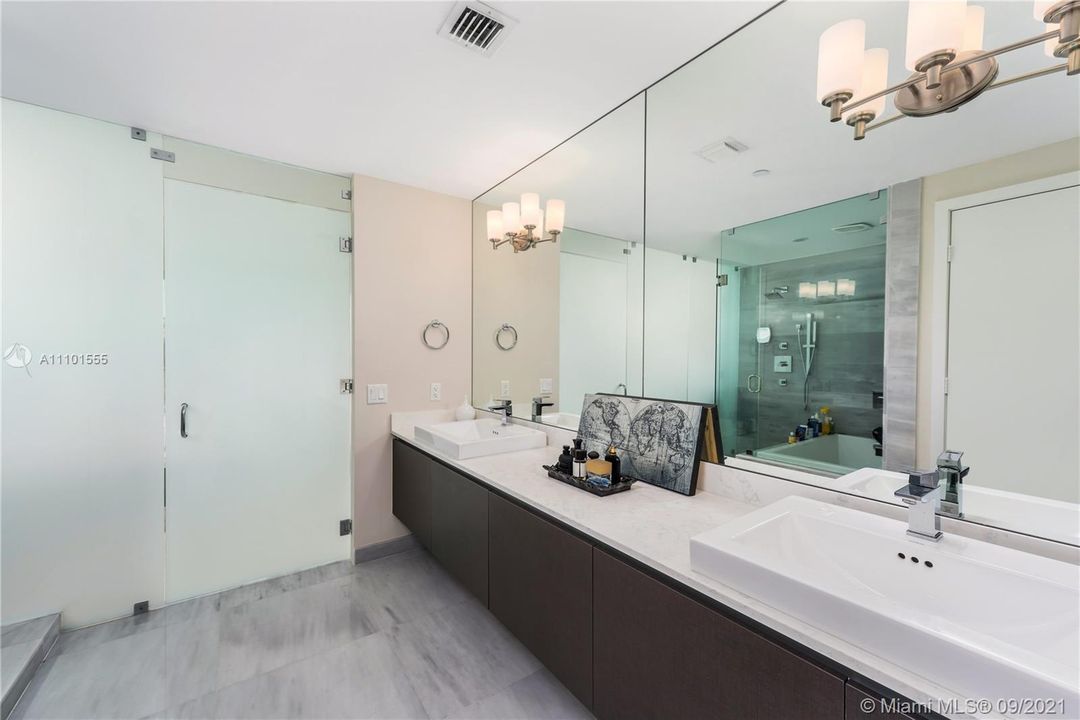 Recently Sold: $2,290,000 (3 beds, 2 baths, 1728 Square Feet)