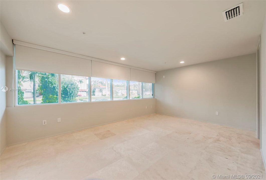 Recently Sold: $449,000 (1 beds, 1 baths, 1016 Square Feet)