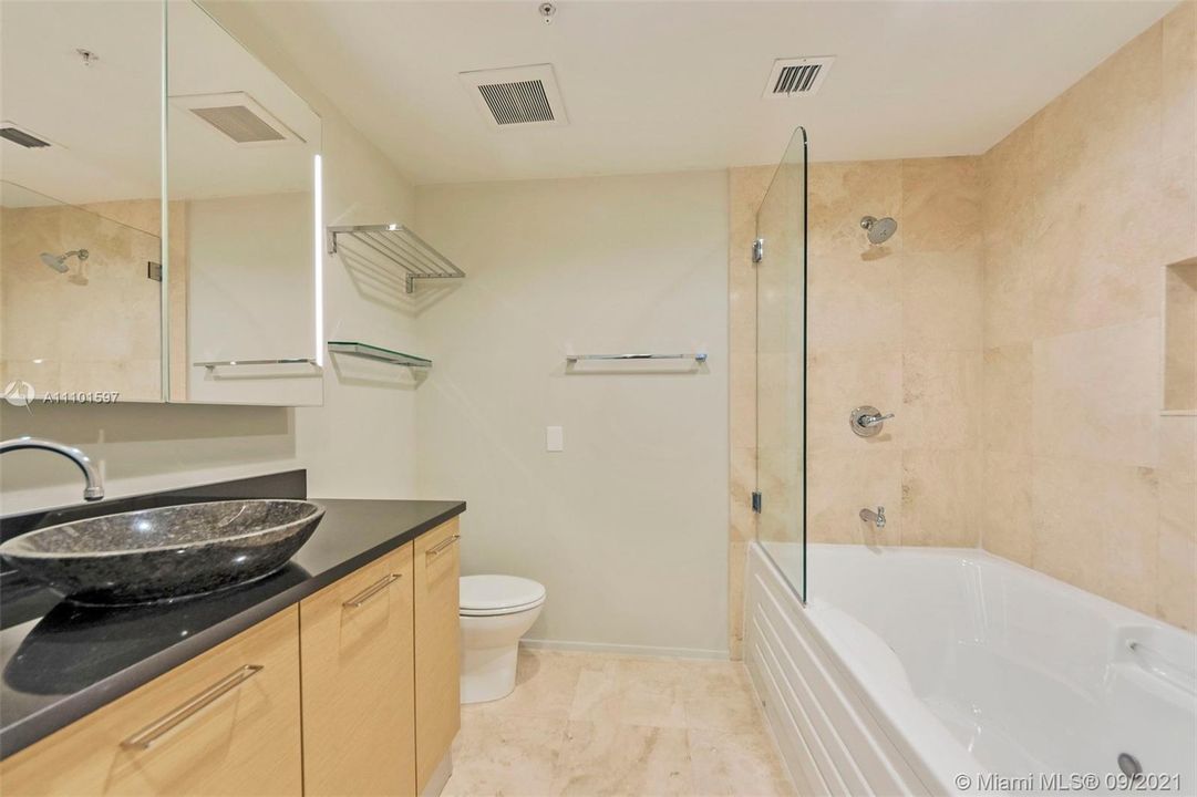 最近售出: $449,000 (1 贝兹, 1 浴室, 1016 平方英尺)