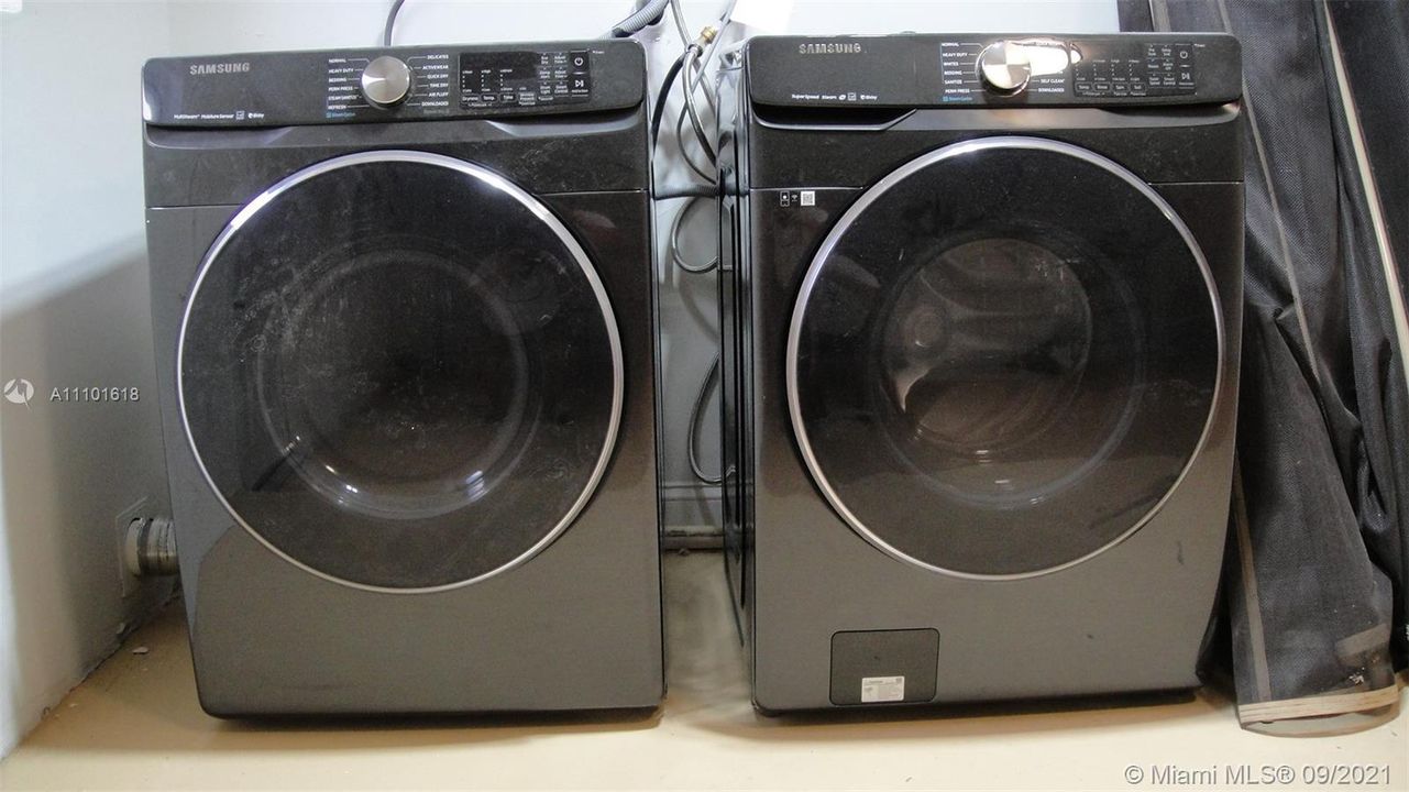 BRAND NEW SAMSUNG WASHER/DRYER