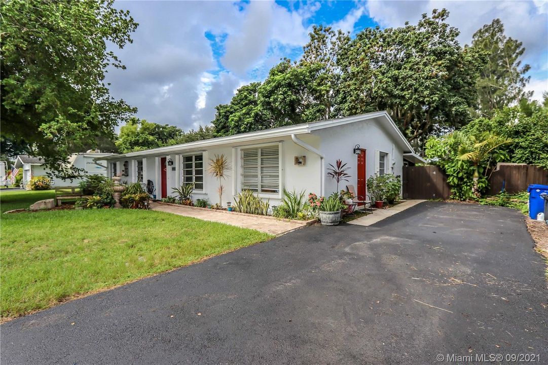 Recently Sold: $850,000 (4 beds, 2 baths, 1596 Square Feet)
