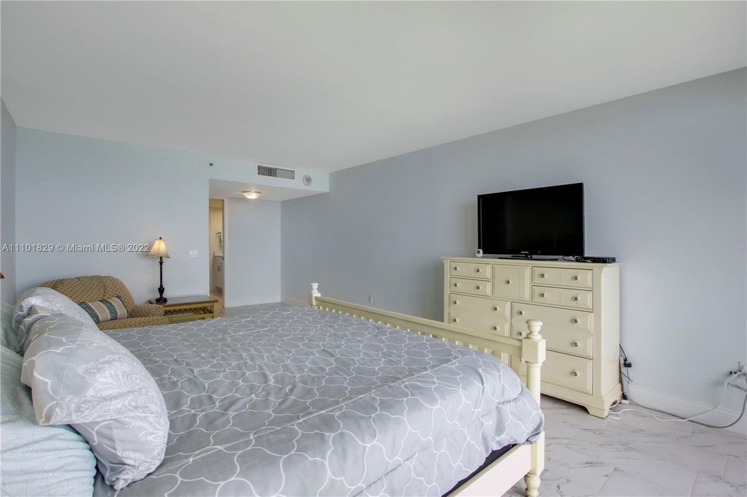 Recently Sold: $2,500,000 (3 beds, 2 baths, 1800 Square Feet)