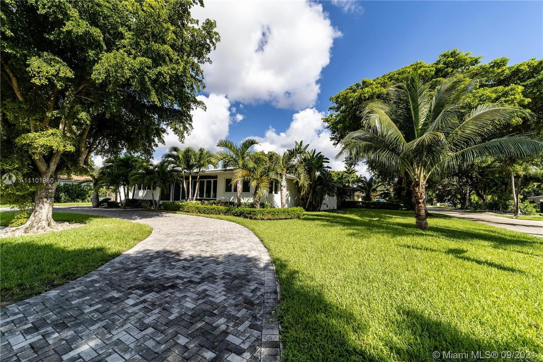 Recently Sold: $1,825,000 (3 beds, 3 baths, 2370 Square Feet)