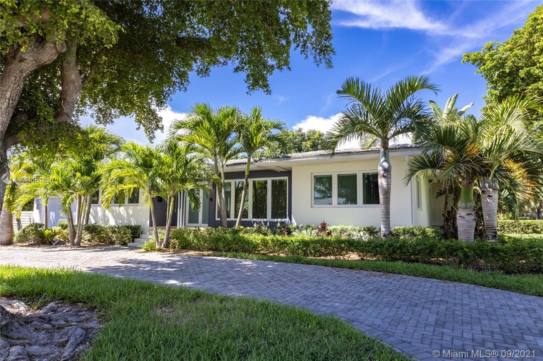 Recently Sold: $1,825,000 (3 beds, 3 baths, 2370 Square Feet)