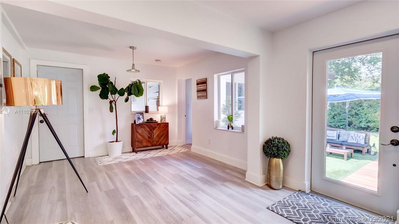 Recently Sold: $875,000 (3 beds, 2 baths, 1758 Square Feet)