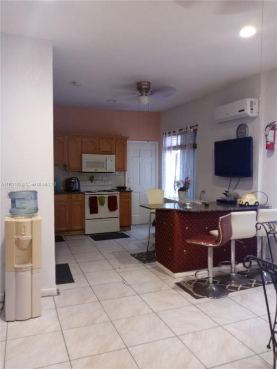 Large eat-in kitchen (door leads to laundry andsnall office area for quiet zoomimg)