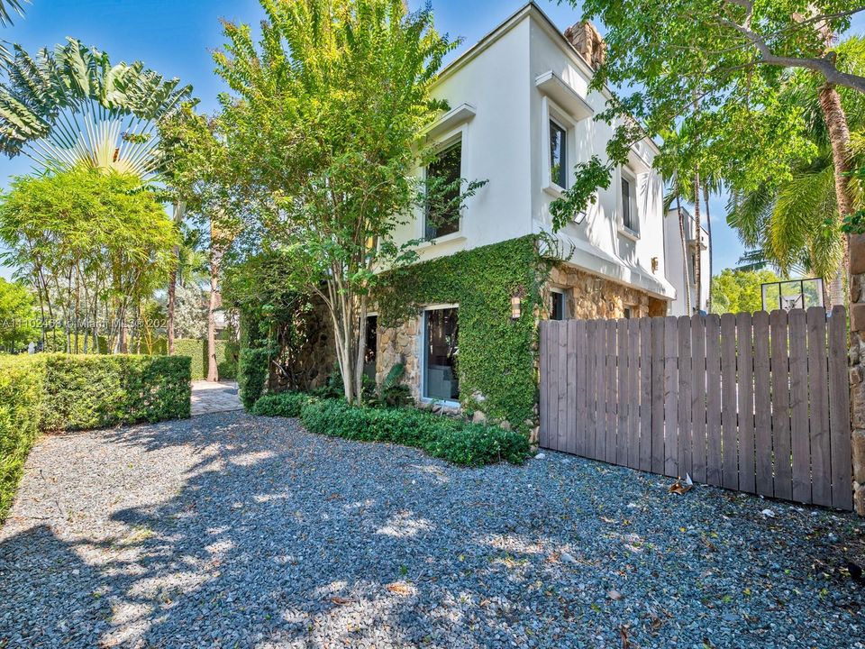Recently Sold: $3,700,000 (5 beds, 3 baths, 3946 Square Feet)
