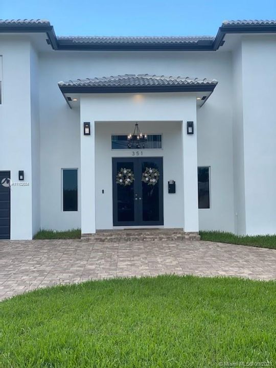 Recently Sold: $2,100,000 (4 beds, 3 baths, 1712 Square Feet)