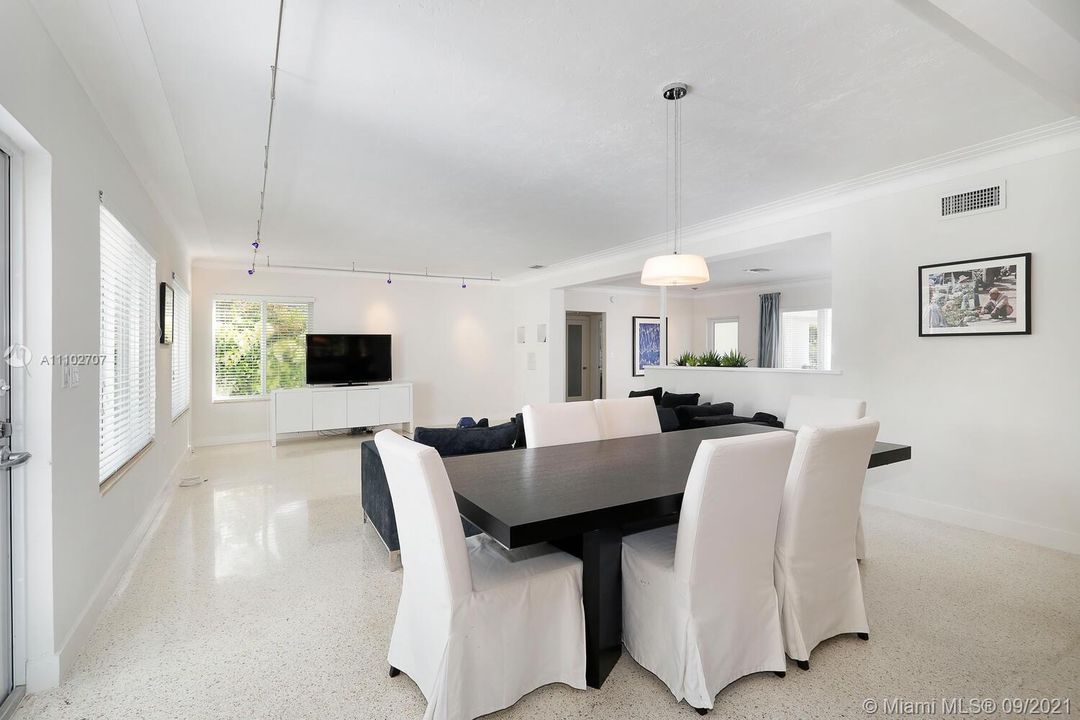 Recently Sold: $1,215,000 (3 beds, 2 baths, 2335 Square Feet)
