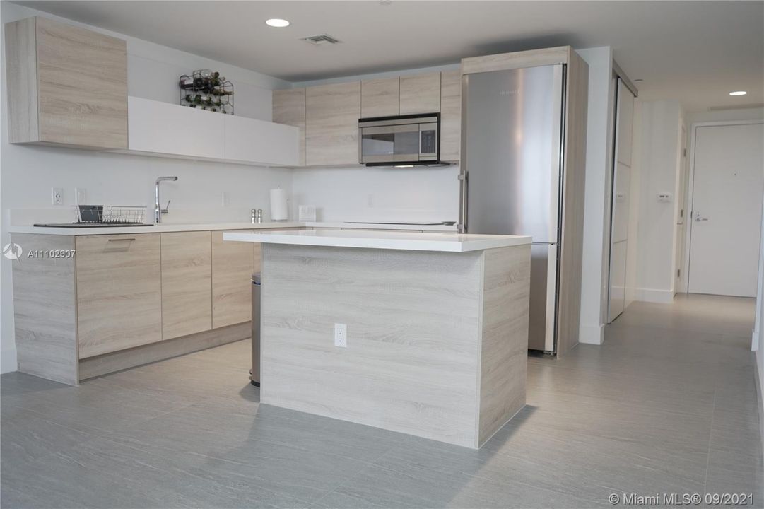 Recently Sold: $650,000 (2 beds, 2 baths, 1123 Square Feet)
