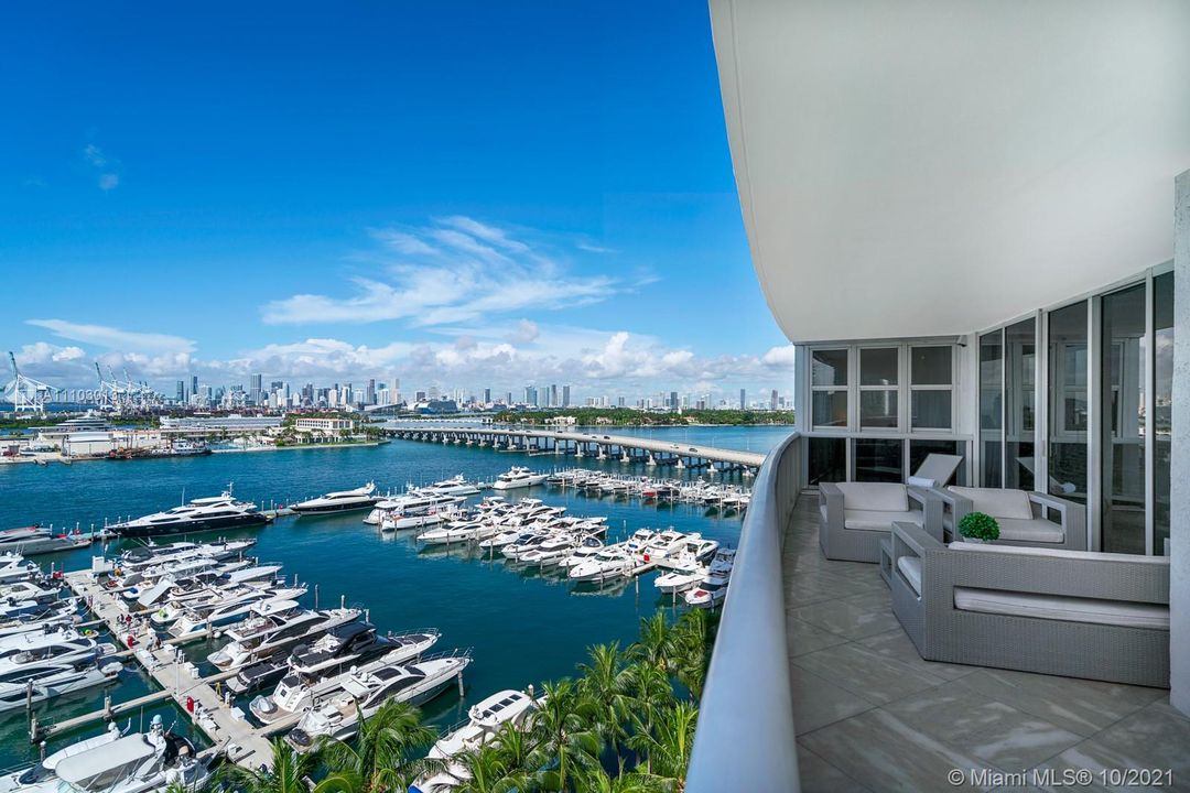 Recently Sold: $3,300,000 (3 beds, 3 baths, 3058 Square Feet)