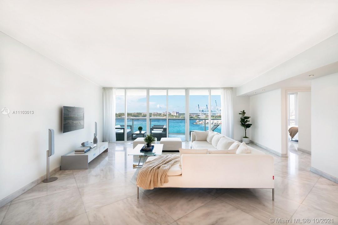 Recently Sold: $3,300,000 (3 beds, 3 baths, 3058 Square Feet)
