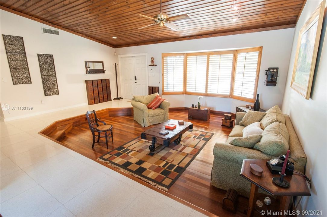 最近租的: $4,500 (4 贝兹, 2 浴室, 2393 平方英尺)