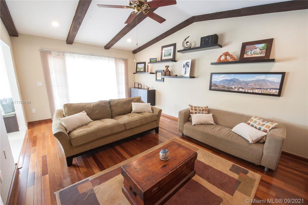 最近租的: $4,500 (4 贝兹, 2 浴室, 2393 平方英尺)