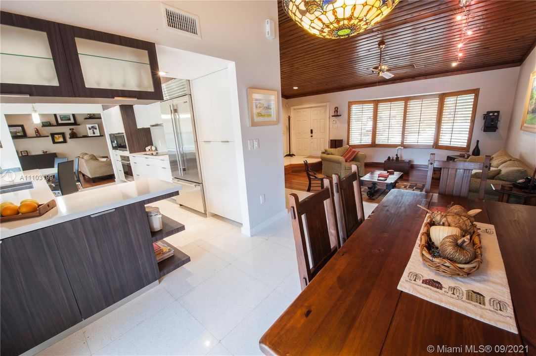 最近租的: $4,500 (4 贝兹, 2 浴室, 2393 平方英尺)