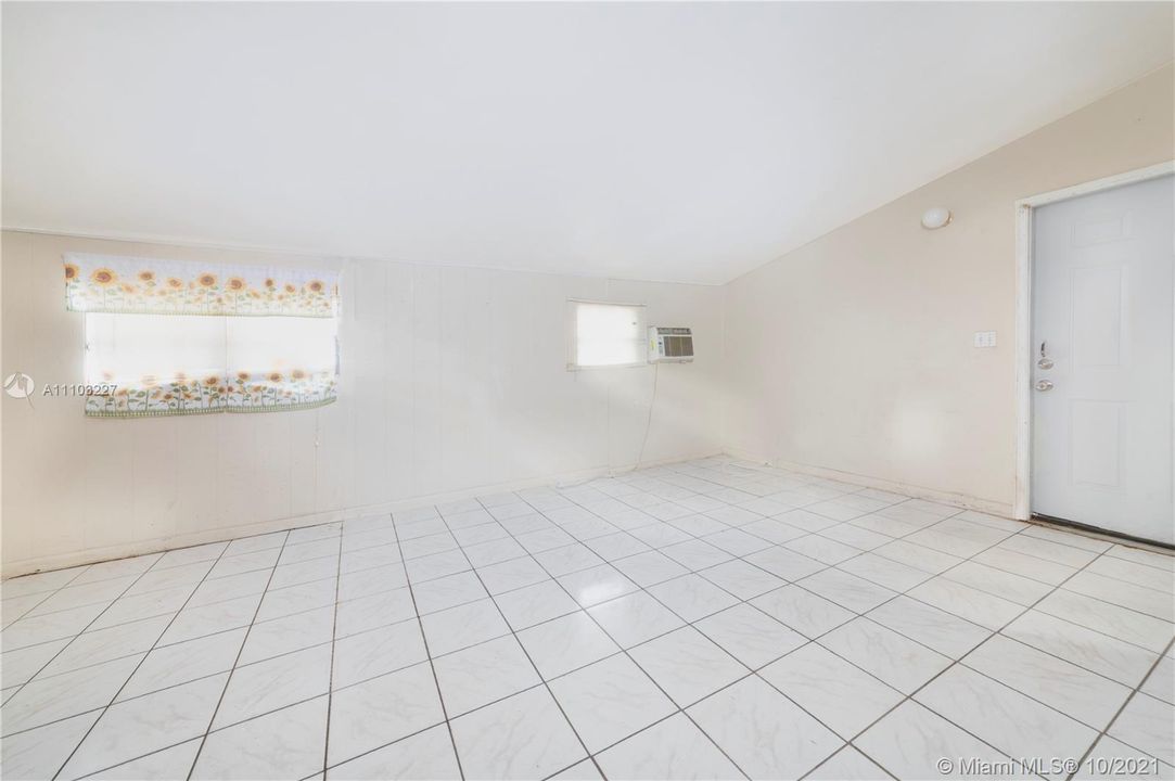 Recently Sold: $325,000 (3 beds, 2 baths, 1693 Square Feet)