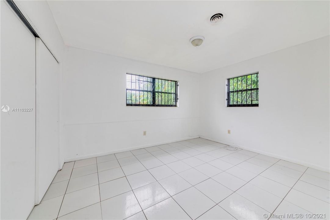 Recently Sold: $325,000 (3 beds, 2 baths, 1693 Square Feet)