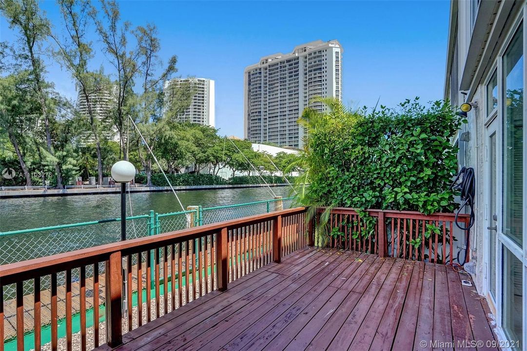 Recently Sold: $445,000 (2 beds, 2 baths, 1304 Square Feet)