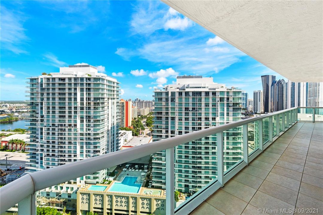 Recently Sold: $1,300,000 (3 beds, 3 baths, 2340 Square Feet)