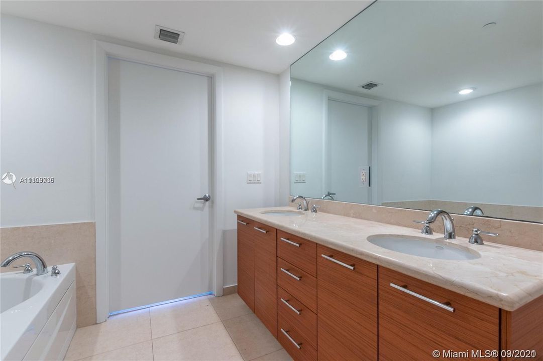 Recently Sold: $810,000 (3 beds, 2 baths, 1789 Square Feet)