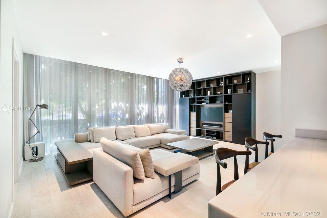 Recently Sold: $1,550,000 (1 beds, 2 baths, 1109 Square Feet)