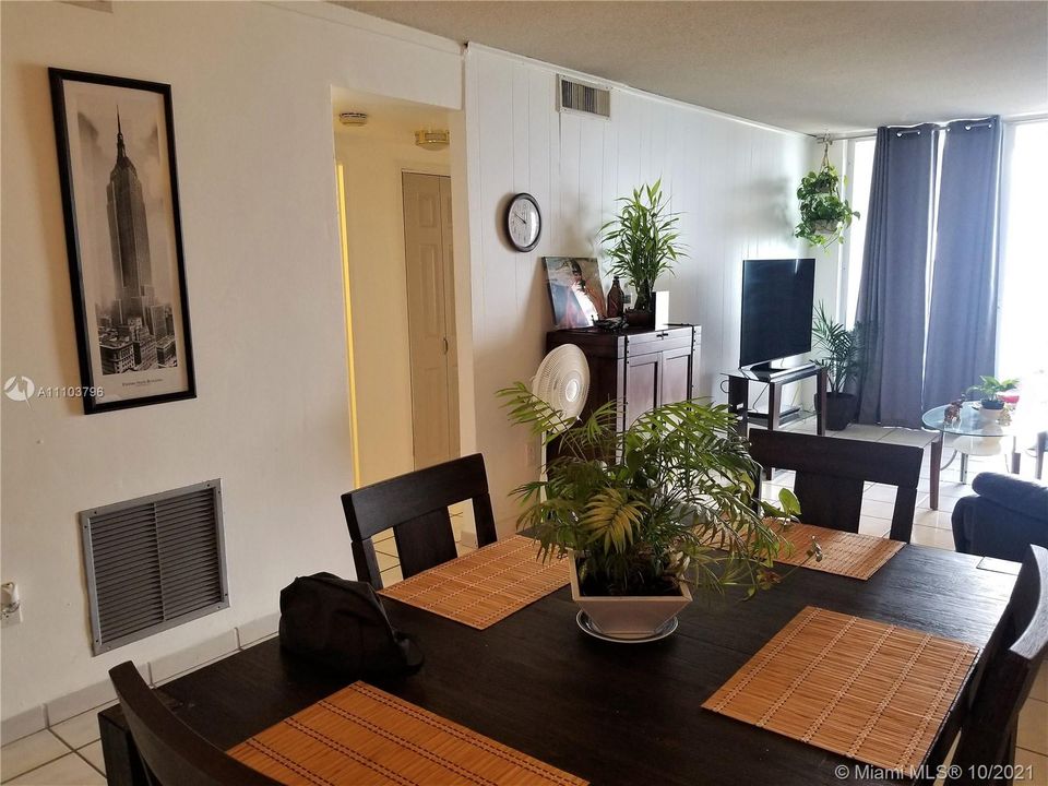 Recently Sold: $220,000 (1 beds, 1 baths, 940 Square Feet)