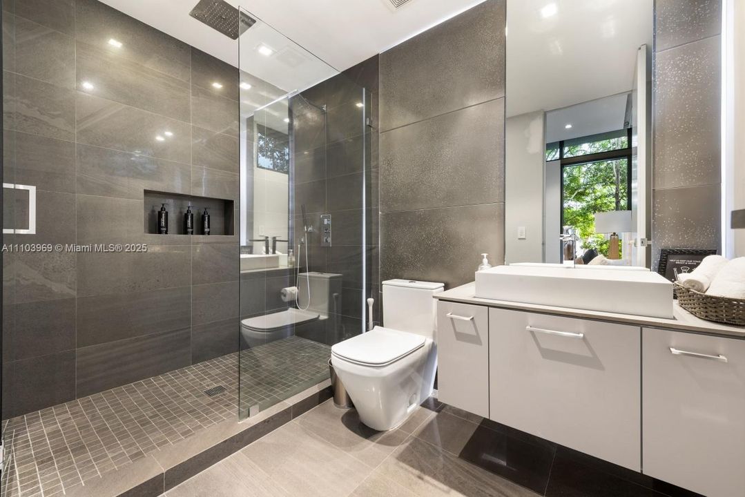 For Rent: $65,000 (6 beds, 5 baths, 6545 Square Feet)