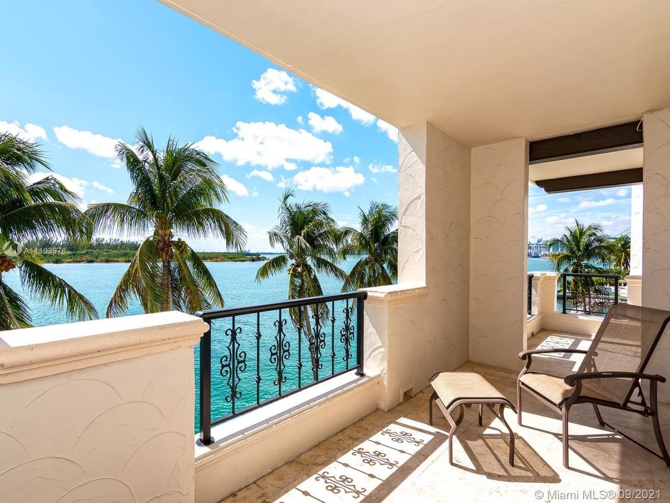 Recently Sold: $2,975,000 (3 beds, 3 baths, 2858 Square Feet)