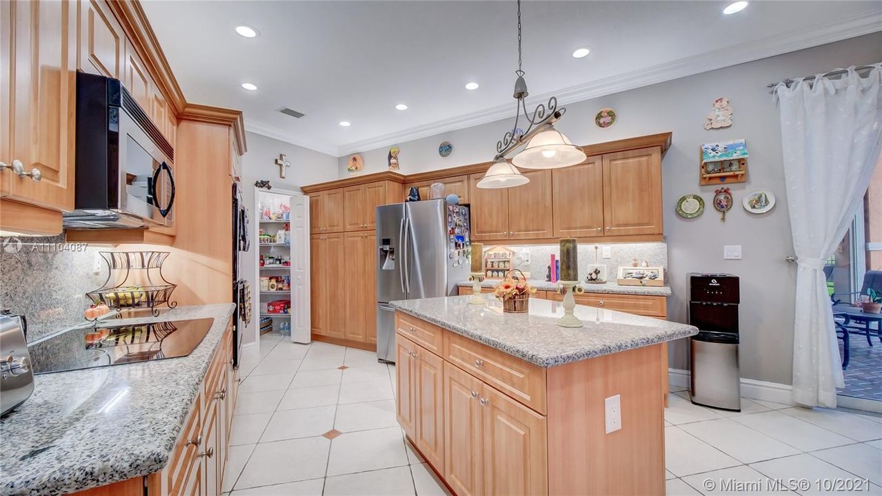 Recently Sold: $1,500,000 (6 beds, 5 baths, 4735 Square Feet)