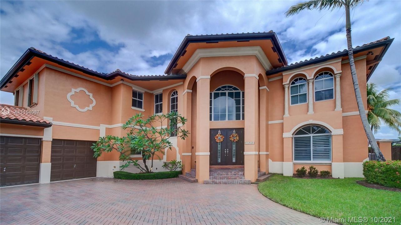 Recently Sold: $1,500,000 (6 beds, 5 baths, 4735 Square Feet)