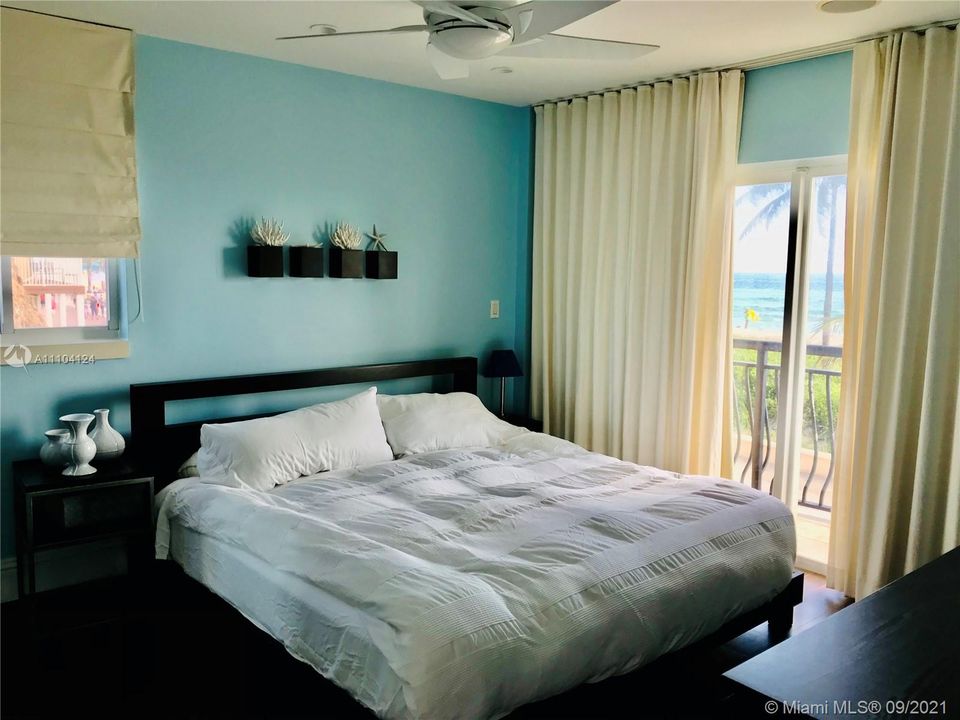 View the ocean from your bed !!
