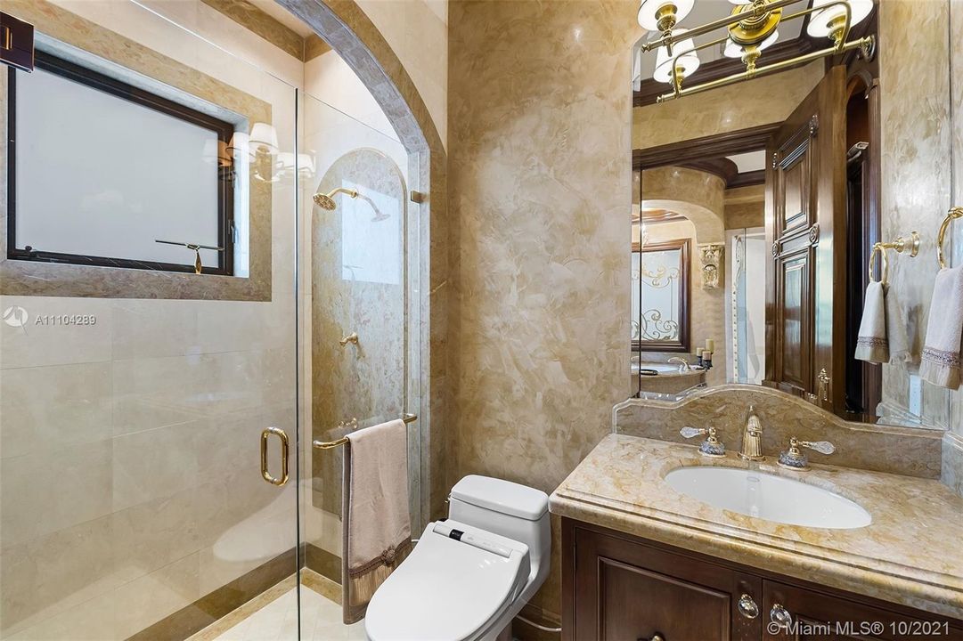 最近售出: $10,500,000 (6 贝兹, 8 浴室, 0 平方英尺)
