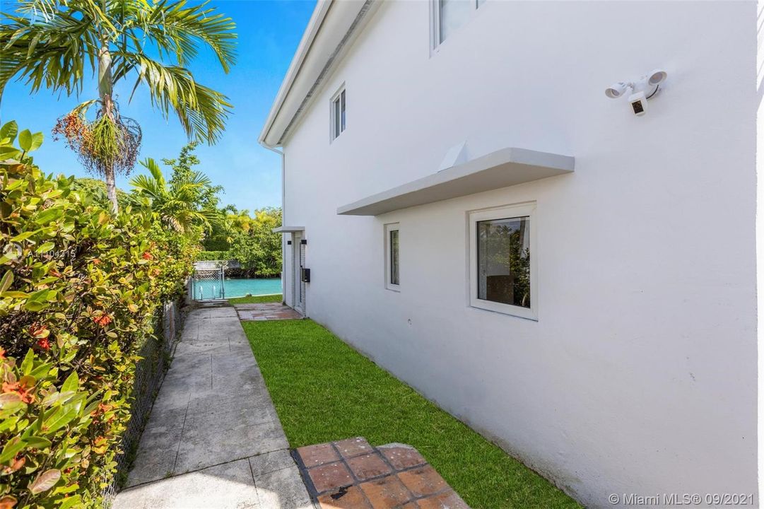 Recently Sold: $950,000 (3 beds, 2 baths, 1632 Square Feet)