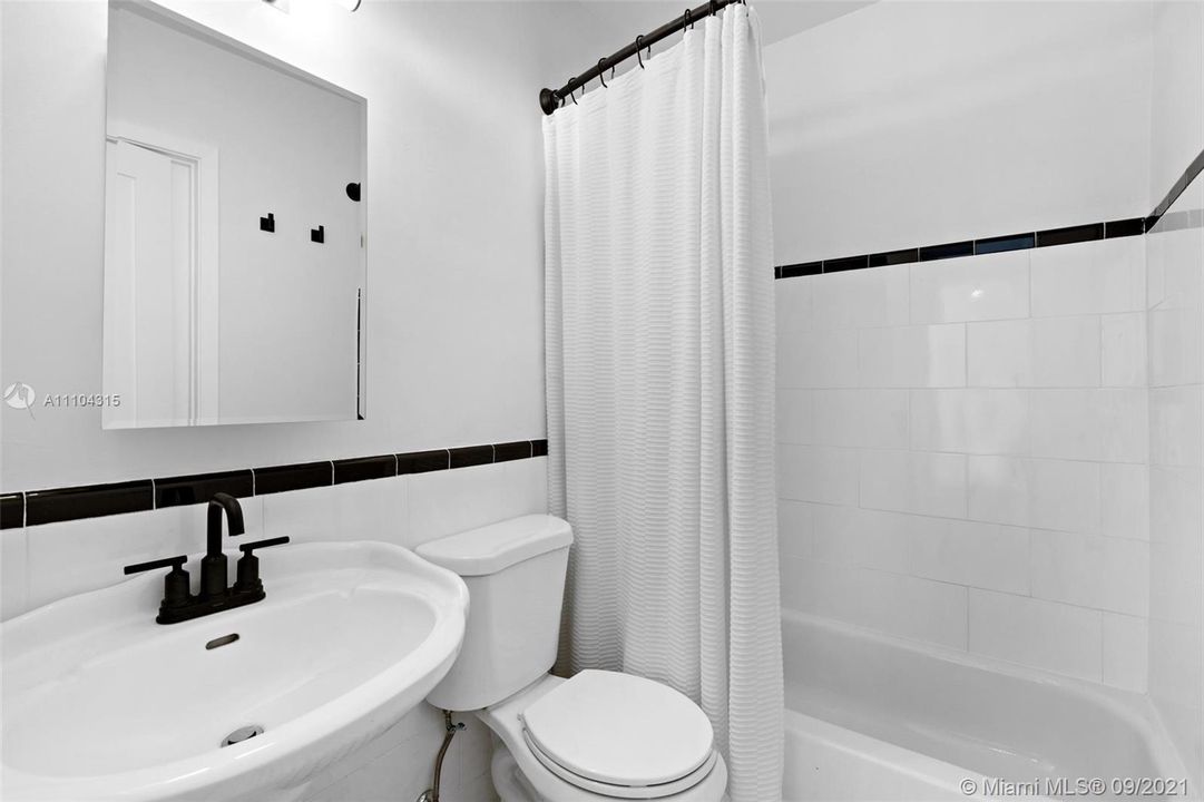 最近售出: $950,000 (3 贝兹, 2 浴室, 1632 平方英尺)