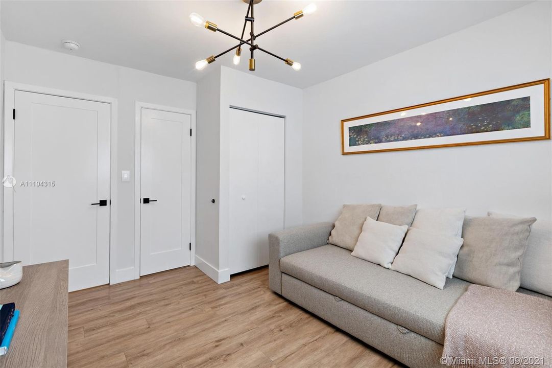 Recently Sold: $950,000 (3 beds, 2 baths, 1632 Square Feet)