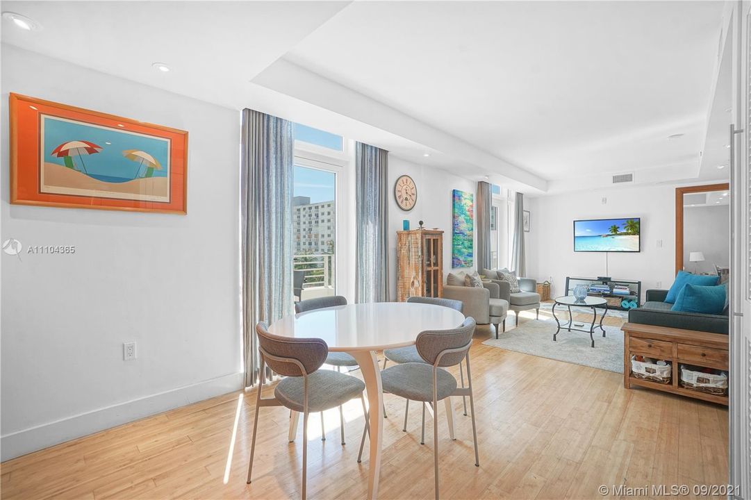 Recently Sold: $1,095,000 (2 beds, 2 baths, 1118 Square Feet)