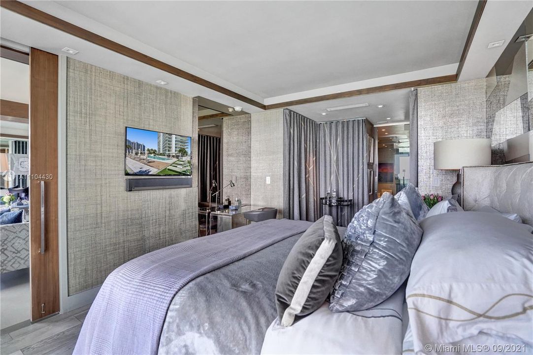 Recently Sold: $1,670,000 (2 beds, 2 baths, 1463 Square Feet)