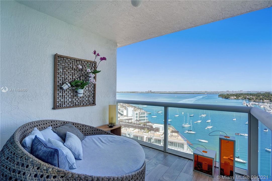 Recently Sold: $1,670,000 (2 beds, 2 baths, 1463 Square Feet)