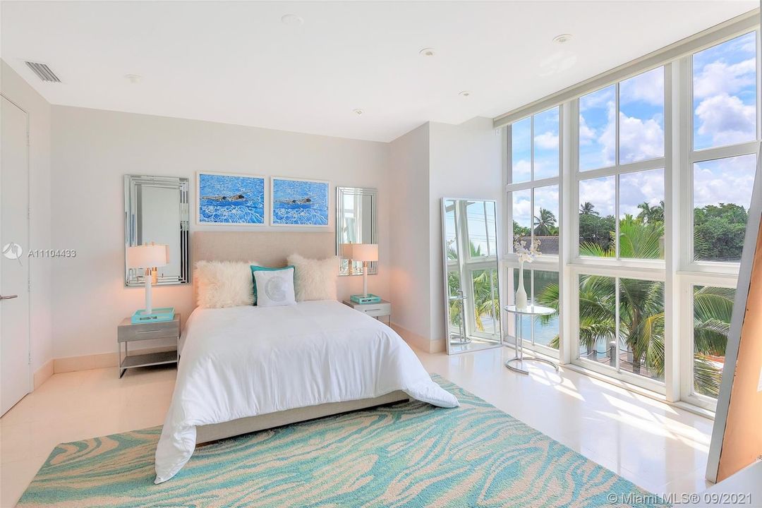 Recently Sold: $3,500,000 (3 beds, 5 baths, 3771 Square Feet)