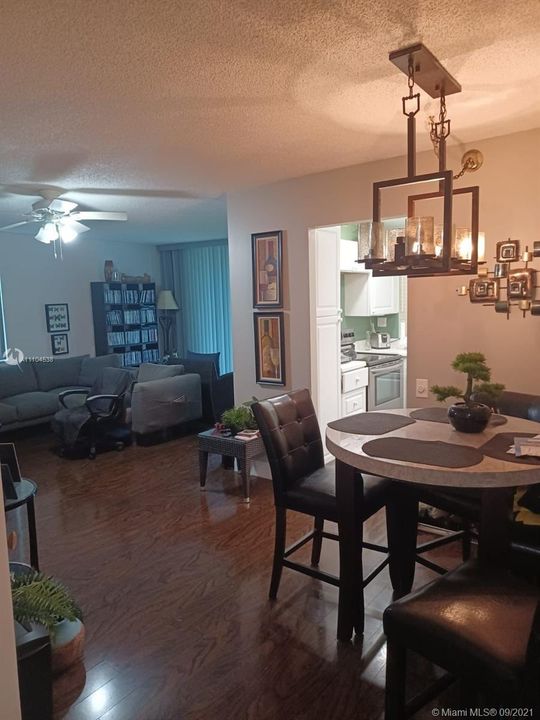 Recientemente alquilado: $1,300 (2 camas, 2 baños, 950 Pies cuadrados)