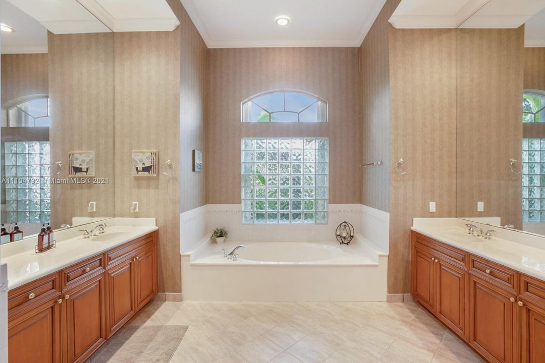 最近租的: $8,000 (4 贝兹, 3 浴室, 2492 平方英尺)