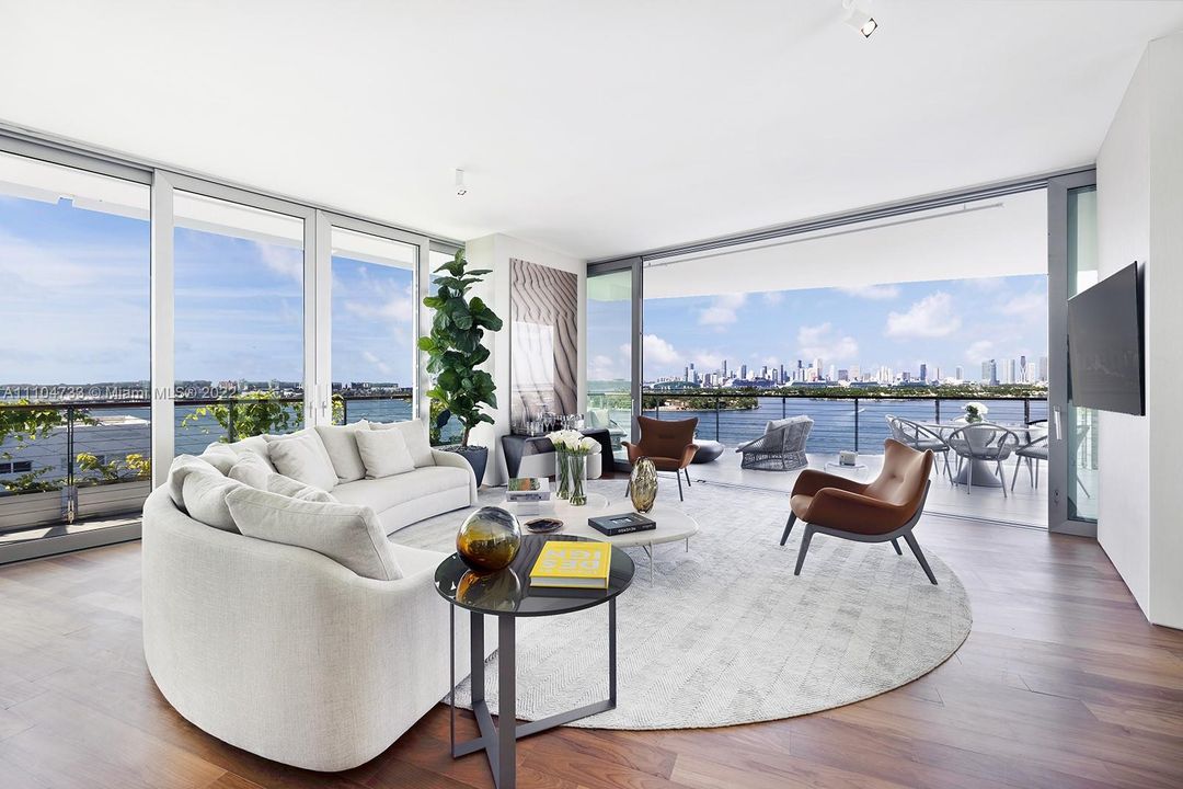 Recently Sold: $9,900,000 (3 beds, 3 baths, 2807 Square Feet)